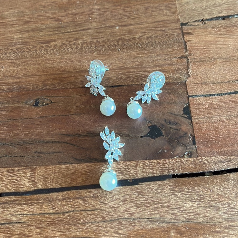 Genuine silver earrings and pendant set with crystals and pearls. *3 for 50*